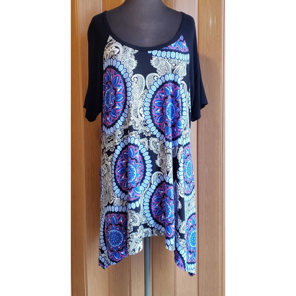 the Zig Zag Stripe size XL/2XL blue, red and black knit top
